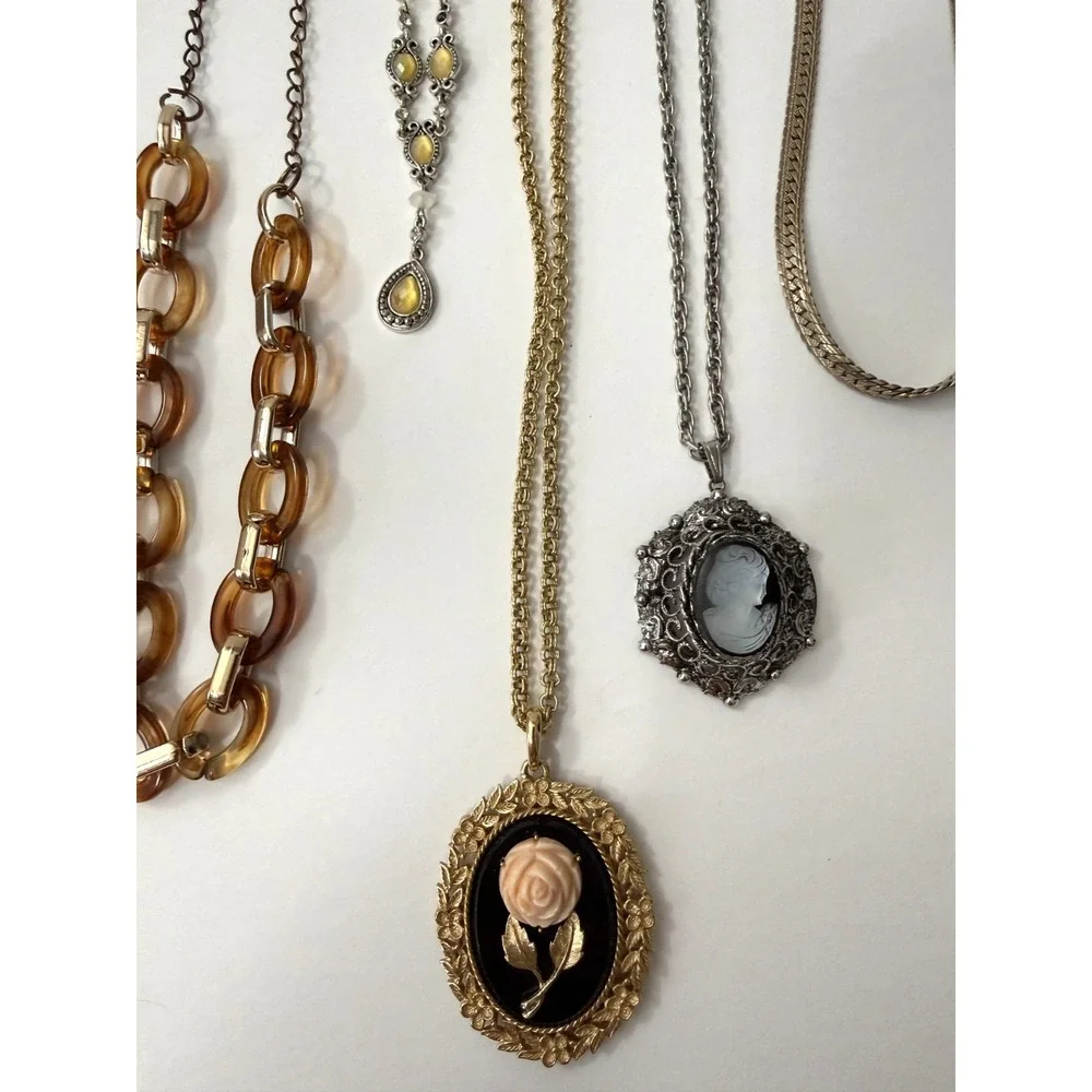 Vintage 13pc Costume Jewelry Lot Necklaces Gold & Silver Tones